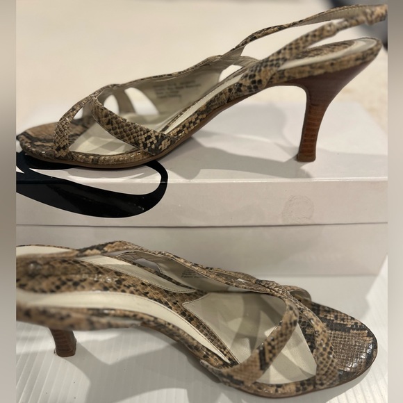 Naturalizer -open toed, strappy sandals- Size 8.5 Excellent, like new condition. - Picture 6 of 9